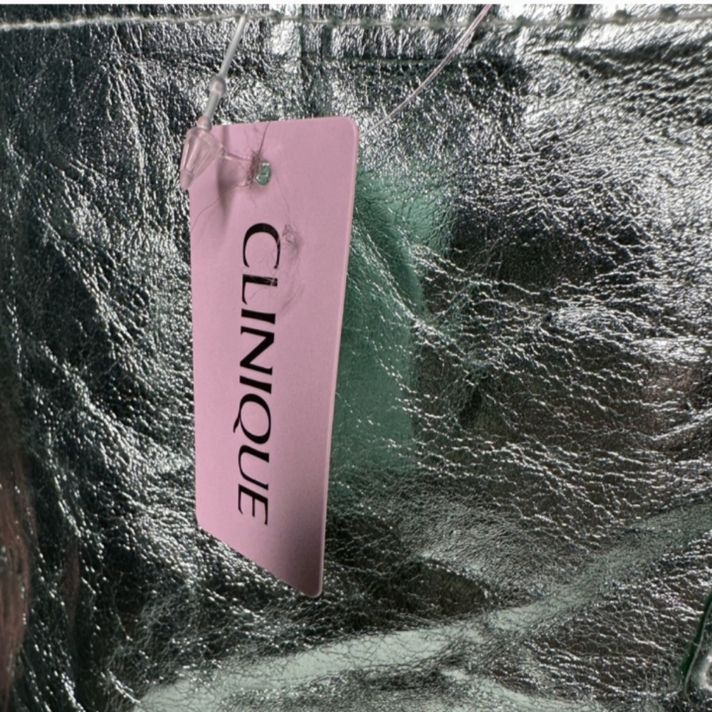 CLINIQUE NWT FOIL LOOK TOTE AND GIFT SET - Picture 4 of 9
